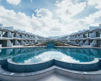 Pearl Island Homes - Kyrenia - Pool