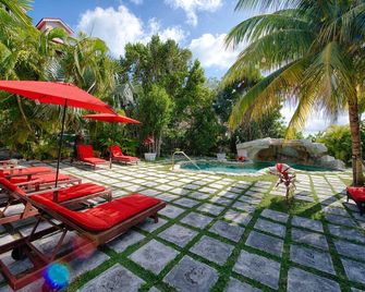 A Stone's Throw Away - Nassau - Patio