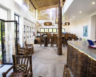 Sunlit Hostel - General Luna - Restaurant