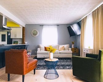 Charming 3-bedroom in Hilliard with huge fenced in backyard - Hilliard - Living room