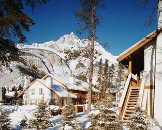 Spacious + Deluxe Rockies Condo | Great Location! - Banff - Building