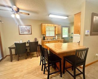 Serenity Cabin w/ Country Views - Cookeville - Dining room