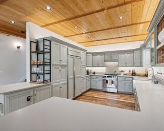 River Bend Lodge - Hamilton - Kitchen