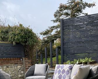 Spacious Studio Cabin with Sea/ Downs views Sole Use of HotTub in Seaford - Seaford - Patio