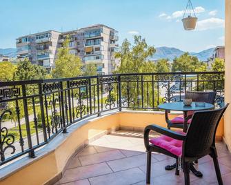 Korca Luxury Apartments & Rooms - Korçë - Balcón