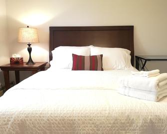 Tranquil Retreat Spacious 2-Bedroom on a Serene Acreage - Kelowna - Bedroom