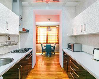 Azneft Square Flame Towers View Apartmen - Baku - Kitchen