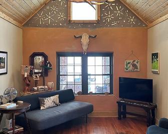 Fossil+Folk House in the heart of Fort Davis - Fort Davis - Huiskamer