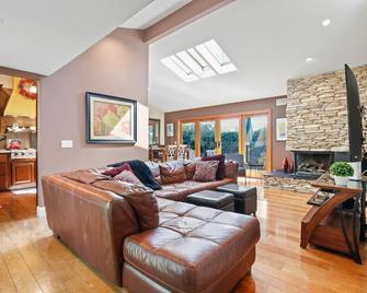 Cool and Sophisticated, Single Level Home! With Pool! - Laguna Niguel - Living room