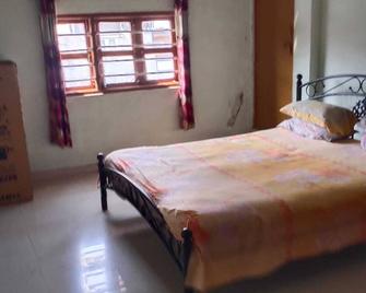 An independent bungalow with a three-side open view. - Ahmedabad - Bedroom