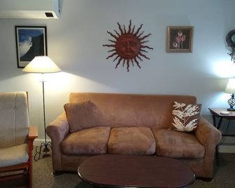 Quiet, clean, and comfy: Centrally Located In The Mt. Washington Valley. - Intervale - Living room