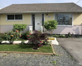 Coach house with outside seating area and Kitchen facilities. - Chilliwack - Building