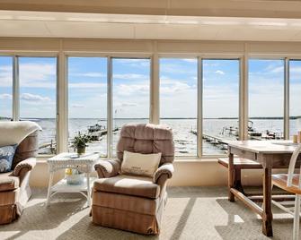 Lakefront Cottage with Sunset Views - Cadillac - Living room