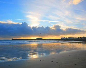 Rose And Crown - Porthcawl - Strand