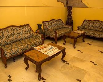 Hotel Swadesh Heritage - Udupi - Living room