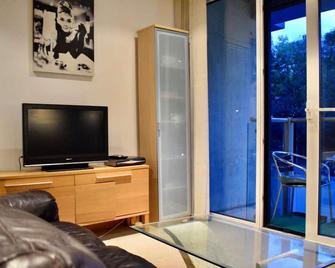 Minimal Studio With Views Over Battersea Park - London - Living room
