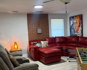 Pet friendly home, pond, paddle boat, fishing gear, hiking, wineries, game room - Stanardsville - Sala de estar