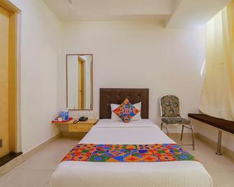 Fabhotel Aamantran & Banquet Halls - Nr Rtc X Roads Metro Station - Hyderabad - Bedroom