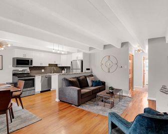 Luxury Denver Condo West Wash Park! 1 designated parking. - Denver - Living room