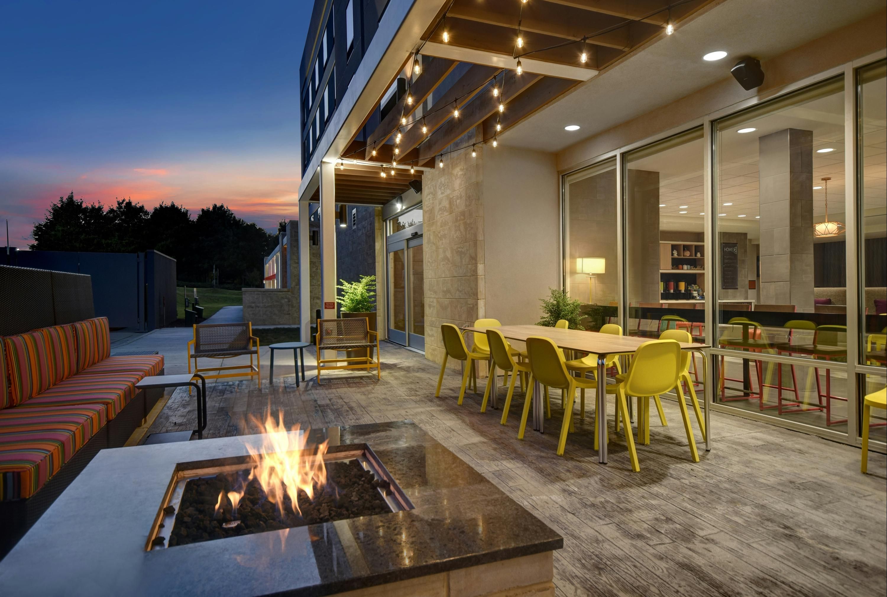 Home2 Suites By Hilton Raleigh North I-540 - Raleigh - Binnenhof