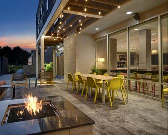 Home2 Suites By Hilton Raleigh North I-540 - Raleigh - Binnenhof