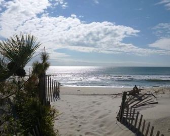 Beautiful Oceanside 5 BR, 3rd home from private Beach, Great Ocean Views - Barnegat Light - Beach