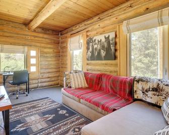 Pet-Friendly & Secluded Regina Cabin! - Regina - Living room