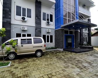 RedDoorz near Museum Keraton Surakarta - Surakarta City - Edificio
