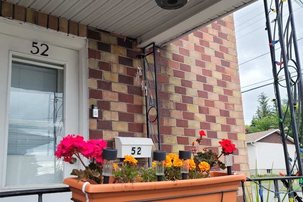 Downtown apartment next to highway netflix+wifi - Edmundston - Außenansicht