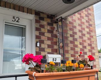 Downtown apartment next to highway netflix+wifi - Edmundston - Außenansicht