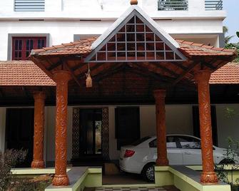 Sreepadmini Ss Ayurmadam . Anchalummood. Kollam .Kerala .India .Asia - Perumanseri - Edificio