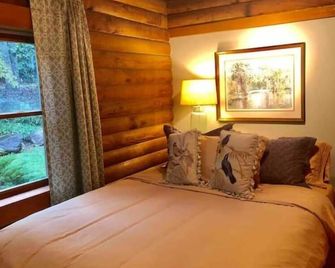 Craftsman Style Log Cabin - Tryon - Bedroom