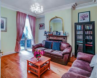OYO Avenue House - Belfast - Living room