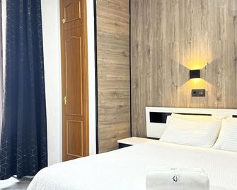Cozy Street View Double Room with Bathroom | R133 - Madrid - Schlafzimmer