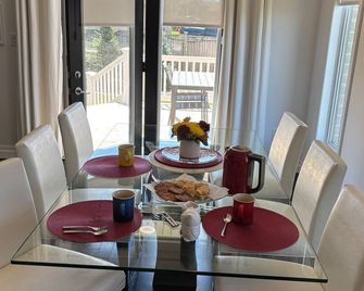 Luxury Dream Home – Beaches, Golf, Parks, Trails – Perfect for Families - Sarnia - Dining room