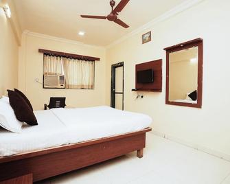 Hotel Della Comfort near Ambreshwar Shiv Mandir, Ambernath - Mumbai - Bedroom