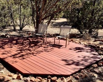 Cozy A Frame on 1 acre beautiful ponderosa and piñon pines, and junipers. - Heber-Overgaard - Patio