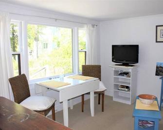 A Sweet Little Guest Cottage - Southport - Dining room