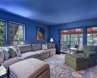 Quaint Sea Island Cottage, w/Pool, 4 Bedroom, Recently Renovated + Decorated - Sea Island - Living room