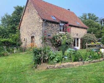 Bed & Breakfast or Gîte near Salers, Puy Mary and Gorges de la Dordogne - Mauriac - Edificio