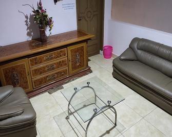 Hotel O Pondok Baruga 777 Near Sarewo Musik Studio Kendari - Kendari - Salónek