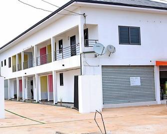 Chic 2-bedroom apartment with AC, WiFi in cool Tema - Tema - Bâtiment