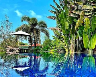 Q Bungalows - Kep - Pool