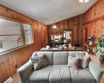 Year-round hot tub, 2600 sq ft house with ample parking - Northstar Lodge - Marquette - Vardagsrum