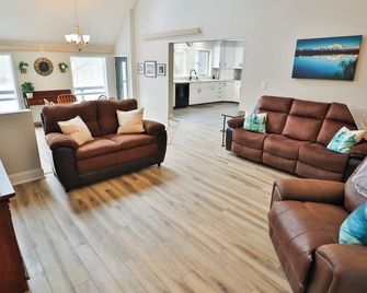 Hudson River Retreat - كوينسبوري - غرفة معيشة