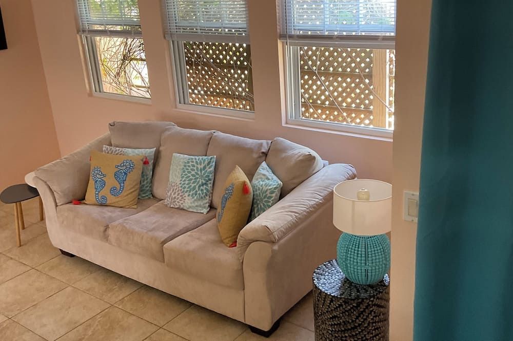 Charming New Waterfront One Bedroom Loft Apartment On Mullet Bay St. George’s - Saint George's - Sala de estar