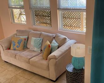Charming New Waterfront One Bedroom Loft Apartment On Mullet Bay St. George’s - Saint George's - Sala de estar