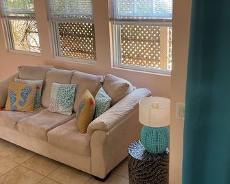Charming New Waterfront One Bedroom Loft Apartment On Mullet Bay St. George’s - Saint George's - Sala de estar