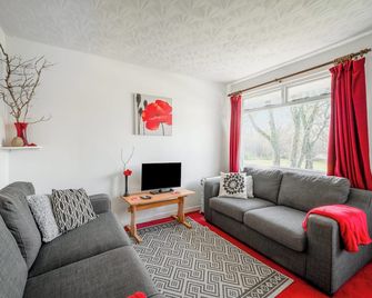 2 Bed Chalet - Sleeps 3 - Parking - Wifi - Strathpeffer - Living room