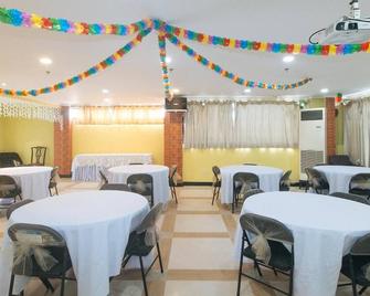 RedDoorz Plus At MM Hotel Las Pinas Former RedDoorz Plus Near Bamboo Organ - Las Piñas - Restaurant